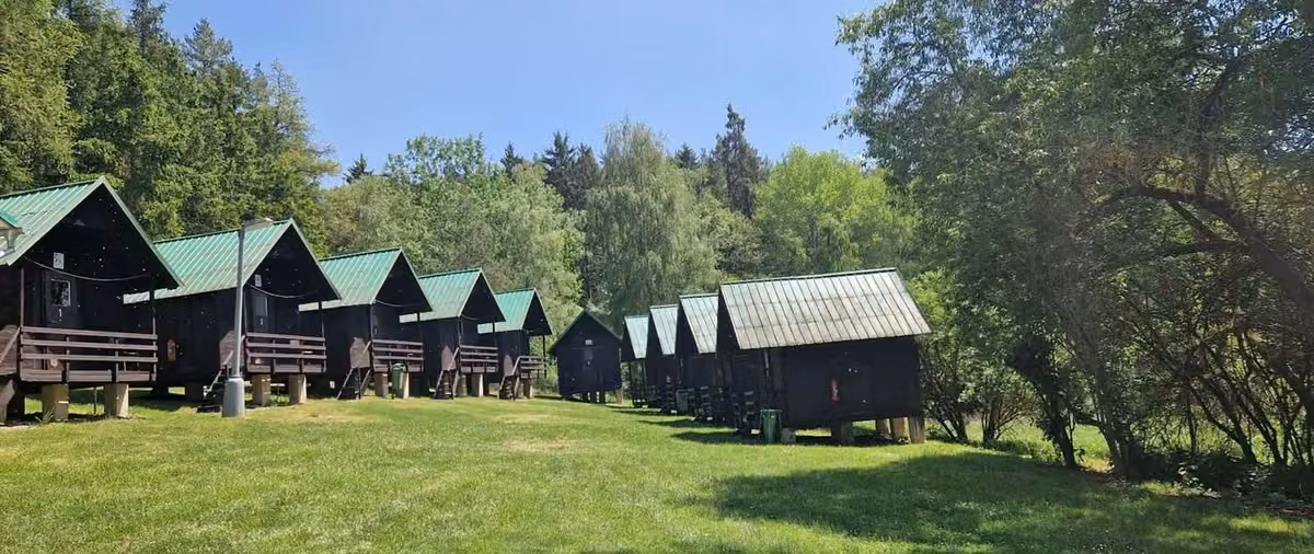 Panorama řady chatek v areálu