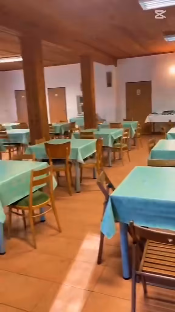 Prohlídka zděné chaty a sociálního zázemí