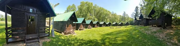 Panorama řady dřevěných chatek