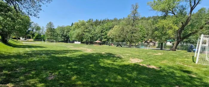 Fotbalové hřiště a louka v areálu